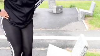 Une chaise penchée à l'arriere dangereux quand meme FR