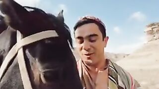 Севги вазн танламайди????  Отнинг ҳам бу севгини кўтаришга кўзи етмадими дейман?