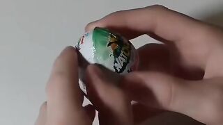 Il y a 2 surprises dans les Kinder Surprise ????