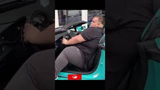 Un obèse coincé dans un voiture de Sport! #shorts #drole