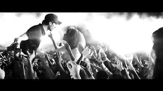 Enrique_Iglesias_-_SUBEME_LA_RADIO__Official_Video__ft._Descemer_Bueno,_Zion___Lennox(360p).