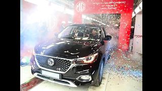 Onar Javed Afridi of Peshawar Zalmi awarded Babar Azam with an expensive car
