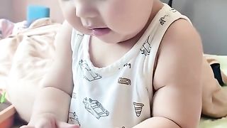 Baby trying to tie rubber ban / Funny moments