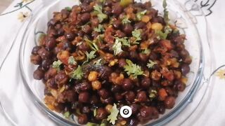 Masala kala chana chat recipe#chana chat recipe#aleenahome food.