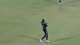 Back to back wickets for Peshawar