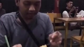 Temennya asyik sendiri