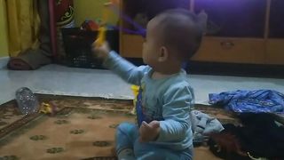 The baby playing lato-lato game