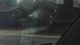 An earthquake with a magnitude of 7.5 destroyed residents' houses