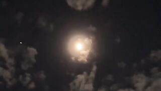 Malam gulita dengan sinar bulan ????????????