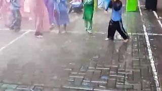 Bermain air bersama pemadam