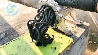 Membuat briket arang dengan mesin manual buatan sendiri.