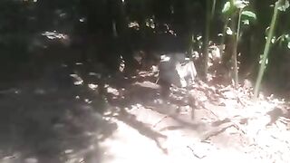 Kegiatan sehari-hari pembudidaya ikan lele gak jauh dari kolam dan olah pakan