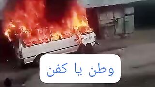 گاڑی کو اگ لگ گئی ہے