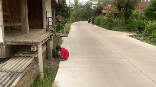 Jalan jalan di desa yang sejuk dan asri