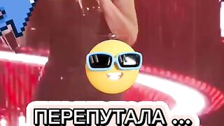 Перепутала микрофон с бутылкой