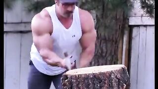 Big muscles are useless without proper technique. What’s he doing wrong?