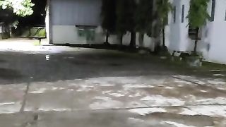 Ngehibur dgn bernyanyi