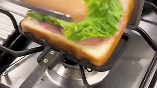 A useful thing for lovers of  sandwiches