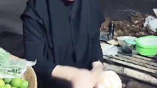 Gadis cantik penjual kelapa di pasar