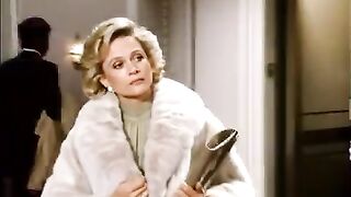 94 Hotel women in fur coat(1