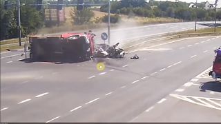 Wypadek. Zderzenie wozu strażackiego na sygnale z osobówką.