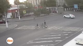 В центре Волгограда подрались водитель троллейбуса и иномарки
