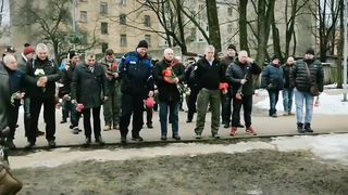 Рижане, почтили память погибших в Афганистане, и сразу наряд полиции.