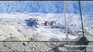 БелАЗ раздавил УАЗик на Сахалине. Водитель спасался бегством.