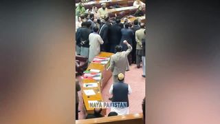 Shira Fazl Marwat stood next to Nawaz Sharif. There was noise in the hall. Look at the slogans of Chorchor. What happened next?