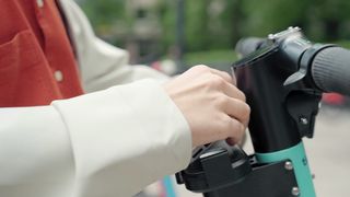 a-guy-attaches-his-smartphone-to-an-e-scooter
