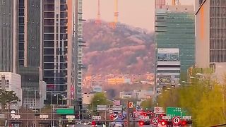 "Enchanting Evening: Twilight Elegance in Seoul's Complex Metropolis"