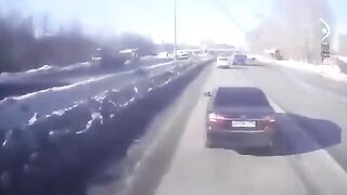 В Екатеринбурге торопливый водитель решил проучить медленных дальнобоев, кот.