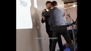 Sebuah perusahaan rompi anti peluru, memamerkan rompi anti peluru dan pelindung anti tusukan  kepada CEO nya.