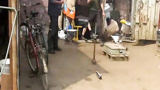 Взорвал монтажную пену кувалдой.