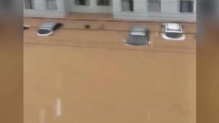 Hundreds of cars float through the streets like boats! Flood in Florianopolis,