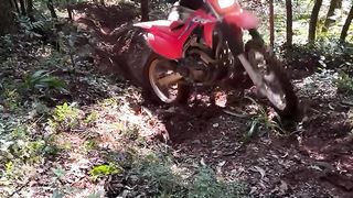 Still riding dirt bikes despite having only one leg