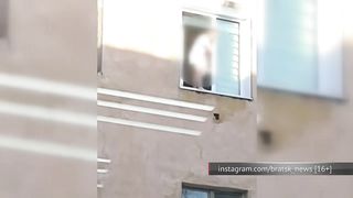 В Братске засняли на видео, как дети вылезли в открытое окно третьего этажа.