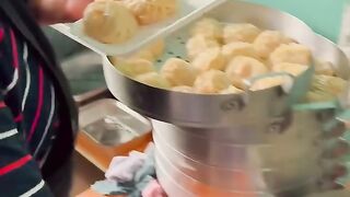 НАШУМЕВШИЙ ДЯДЬ КОЛЯ И ЕГО МАНТЫ, 30 ЛЕТ ПРОДАЕТ НА БАРАХОЛКЕ АЛМАТЫ