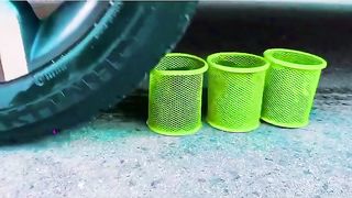 Esmagando coisas crocantes e macias de carro | EXPERIMENTE Carro vs Sorvete | Carro pisando nas coisas