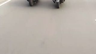 Perhatikan tangan nya