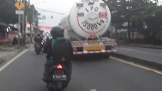 Perhatikan mobil ini nyaris terjadi