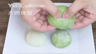 Super easy chewy Mochi in 10 minutes, matcha and nature flavor.