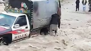 Funny Video | The Stanging in the Flood | Flood are the Vehicle - Febspot