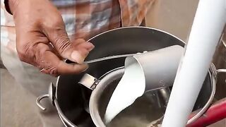 Ye technic Bharat se bahar nahi jani chahiye???? #indianstreetfood #streetfood #coffee #delhi