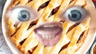 Шарлотка с яблоками поет песенку #shorts #смешныевидео #comeon