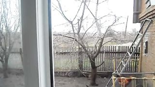 смеется.