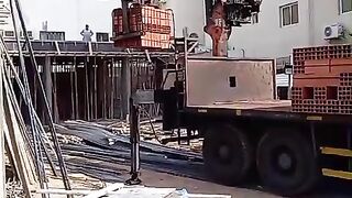كيف يعمل عمال البناء