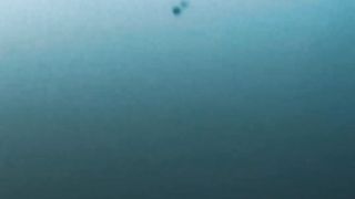 أهالي غزة يستقبلون مساعدات أسقطتها طائرات أمريكية في البحر(