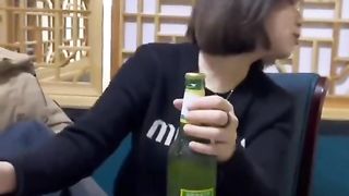 Cewek Ini Menunjukkan Keahlian nya Membuka Penutup Botol didepan Cowoknya