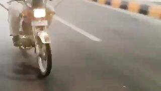 Old man show his love with pakistan